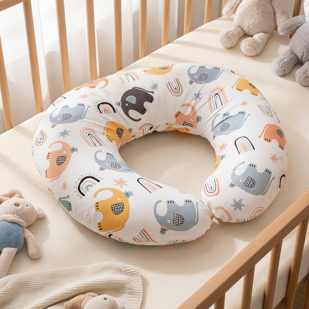 Coussin d'allaitement posé sur un lit de bébé