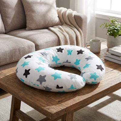 Coussin d'allaitement sur une table de salon