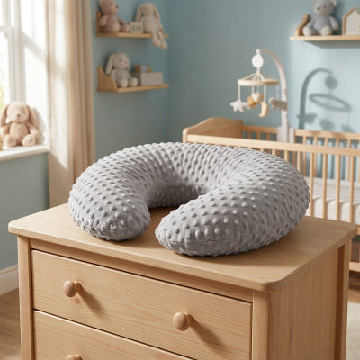 Coussin pour allaiter posé sur une commode