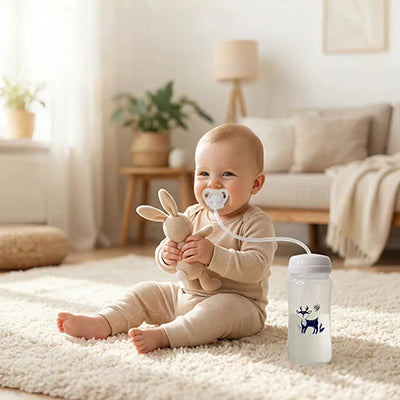 Bébé assis tapis salon avec biberon bleu