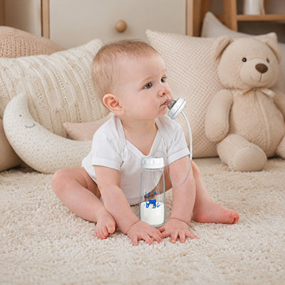 Bébé biberon bleu mains libres tapis salon