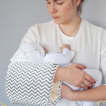 Bébé couché sur brassard d'allaitement