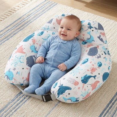 Bébé coucher au centre du coussin d'allaitement