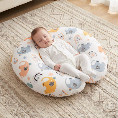 Bébé endormi sur un coussin d'allaitement