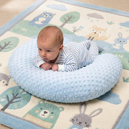 Bébé en position sur le ventre sur coussin pour allaiter