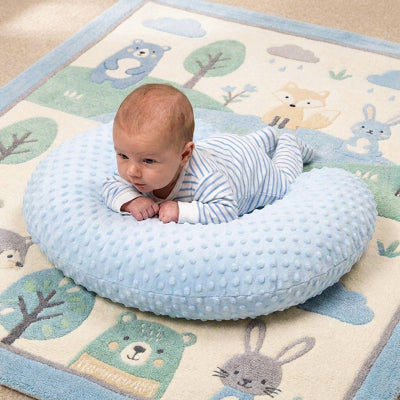 Bébé en position sur le ventre sur coussin pour allaiter