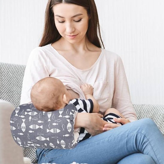 Bébé qui boit sur brassard d'allaitement