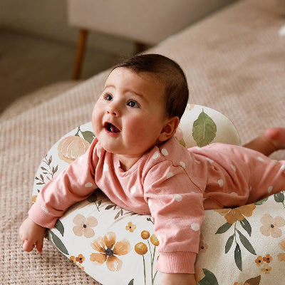 Bébé sur le ventre sur le coussin d'allaitement