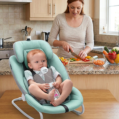 Bébé transat biberon mains libres rose maman fait la cuisine