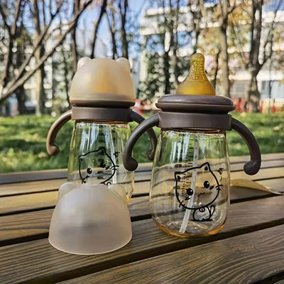 Biberons sur une table à pique-nique dans un parc