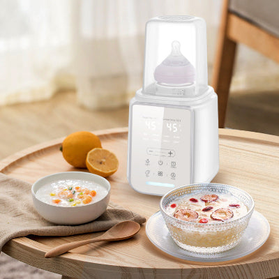 Chauffe-biberon avec des repas sur une table