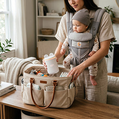 Chauffe biberon nomade blanc dans sac avec maman et porte-bébé