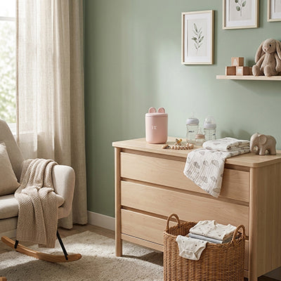 Chauffe biberon nomade rose sur commode dans chambre bébé