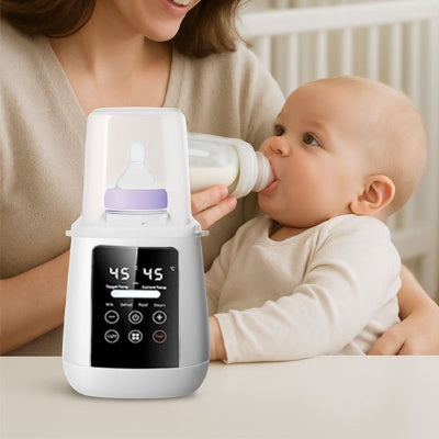 Chauffe biberon​ sur table et maman donne biberon à bébé