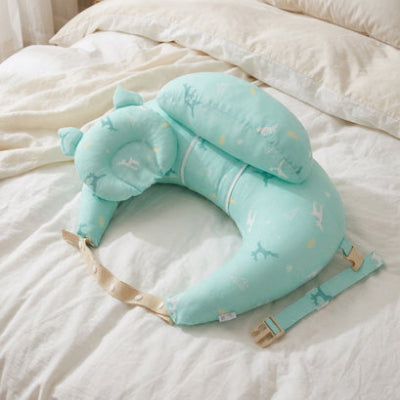 Coussin allaitement posé sur le lit