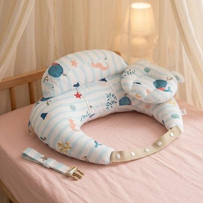 Coussin allaitement sur lit de bebe