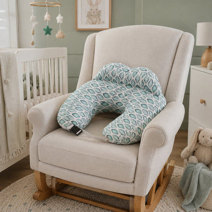 Coussin d allaitement posé sur le fauteuil de la chambre de bébé