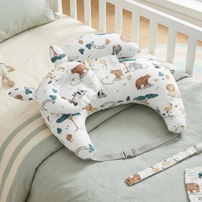 Coussin d'allaitement sur le lit de bébé