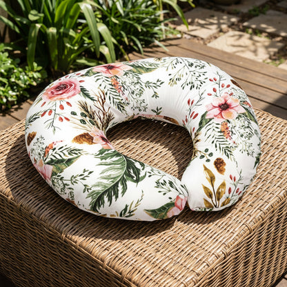 Coussin d'allaitement sur table en rotin dans le jardin