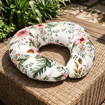 Coussin d'allaitement sur une table en rotin