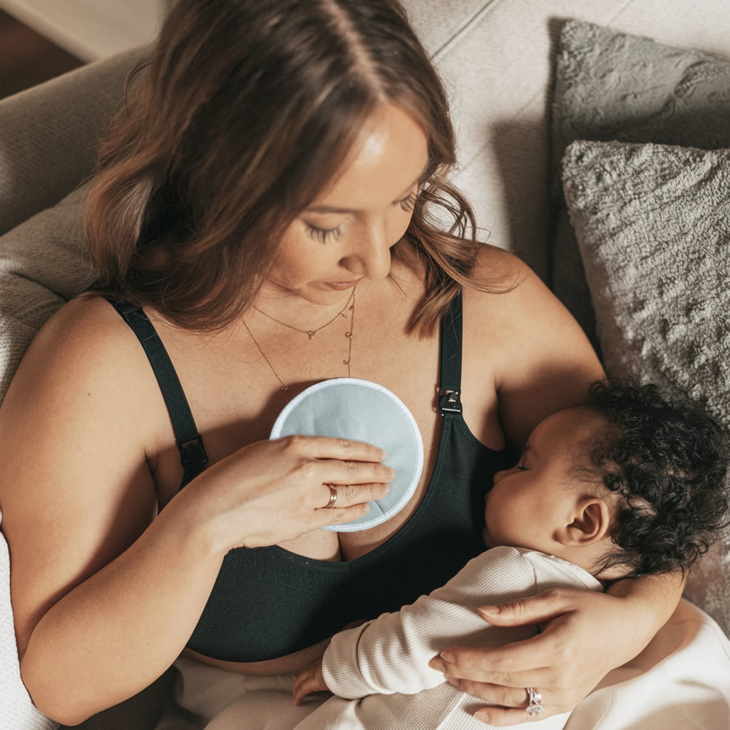 Coussinet d'allaitement gris installé par maman