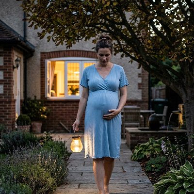 Femme marche dans jardin et porte chemise de nuit allaitement bleu
