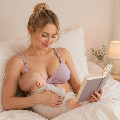 Maman allaite et lit avec soutien gorge d'allaitement violet