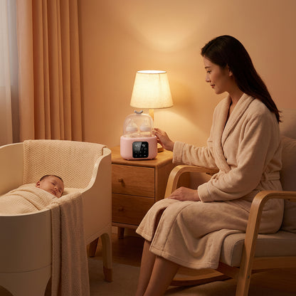 Maman attend le réveil de bébé avec le chauffe biberon rose