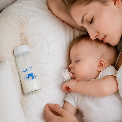 Maman et bébé dorment avec biberon mains libres bleu