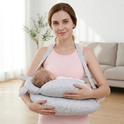 Maman debout avec bébé sur coussin allaitement