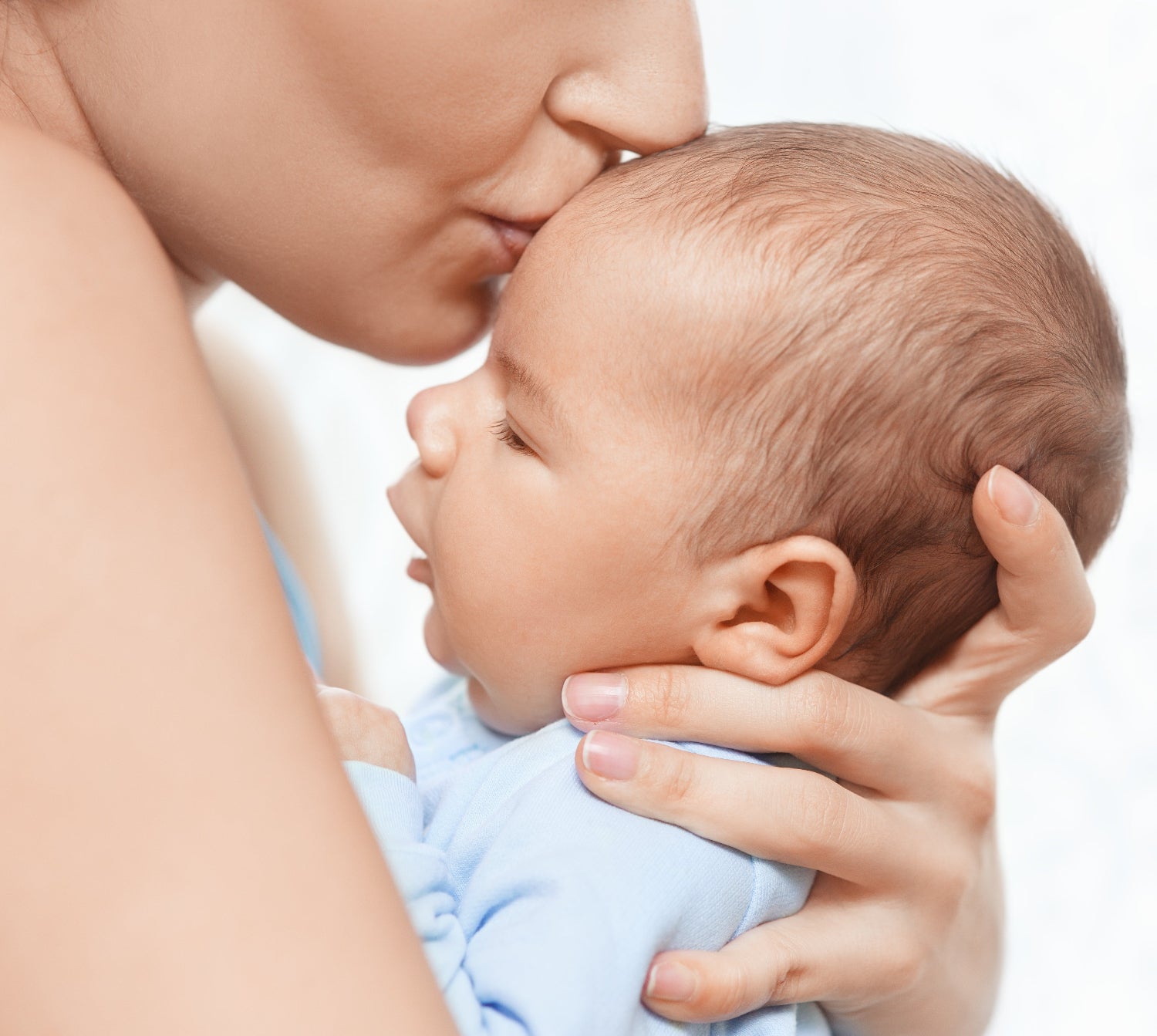 maman embrasse bebe