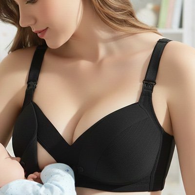 Maman ouvre le soutien-gorge allaitement pour le bébé