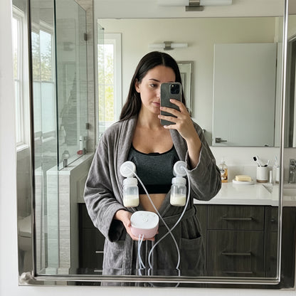 Maman qui prend une photo avec un tire-lait