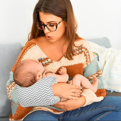 Maman rassure bébé sur coussin d'allaitement