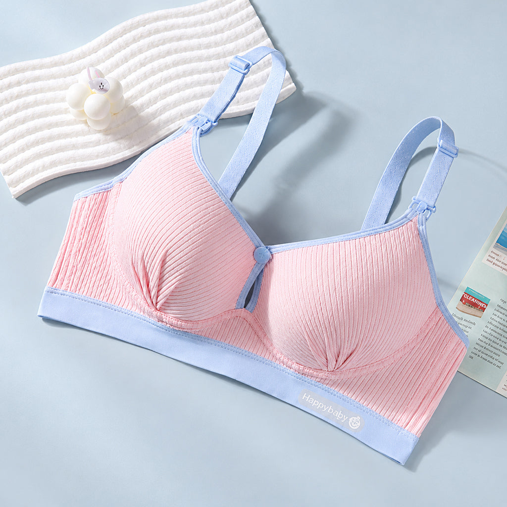 Soutien gorge allaitement rose à plat sur une table