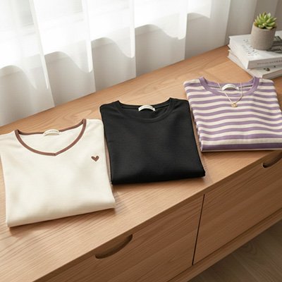 T-shirt allaitement pliés sur commode