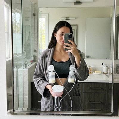 Tire-lait utilisé par une maman dans la salle de bains